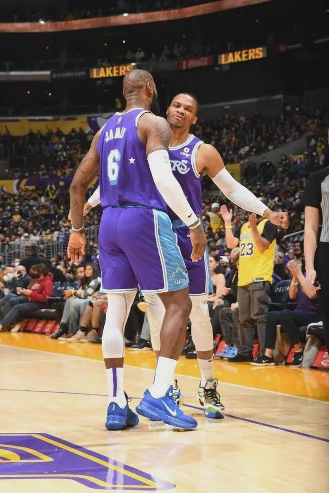 在二三线站 在二三线站